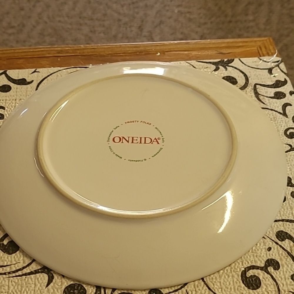 Oneida Frosty Friends Plates - Picture 5 of 11